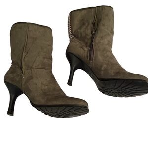 Bamboo size 10 green suede heeled boots a bit higher than a kitten heel